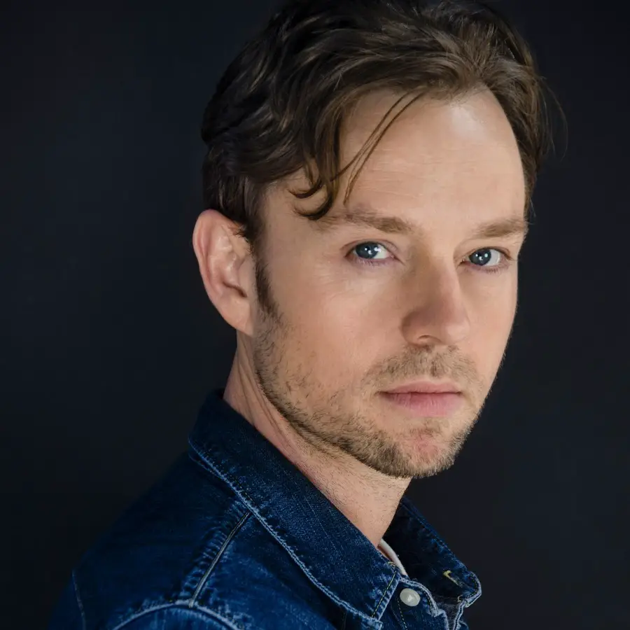 How tall is Darren Hayes?